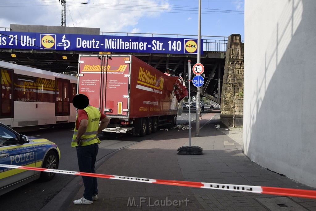 LKW blieb unter Bruecke haengen Koeln Deutz Opladenerstr Deutz Muelheimerstr P001.JPG - Miklos Laubert